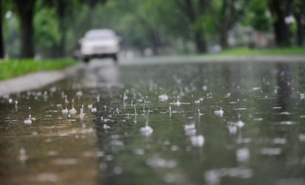 What determines the size of raindrops?